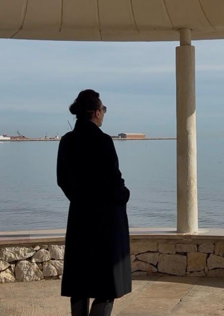 Anna Amaré mirant el mar a les Terres de l'Ebre